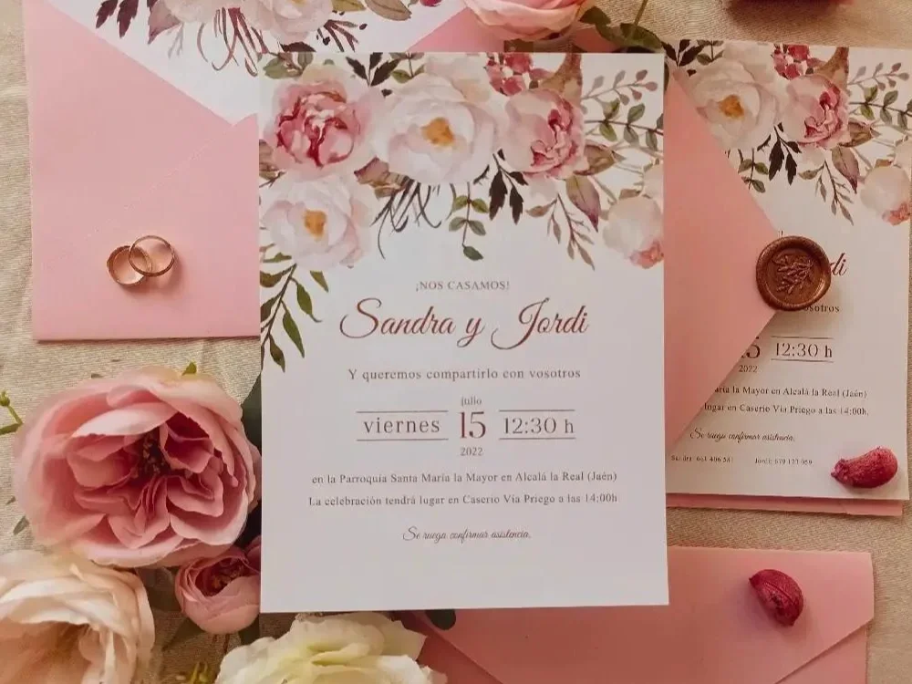 Blooming Roses: Invitaciones florales para bodas de ensueño