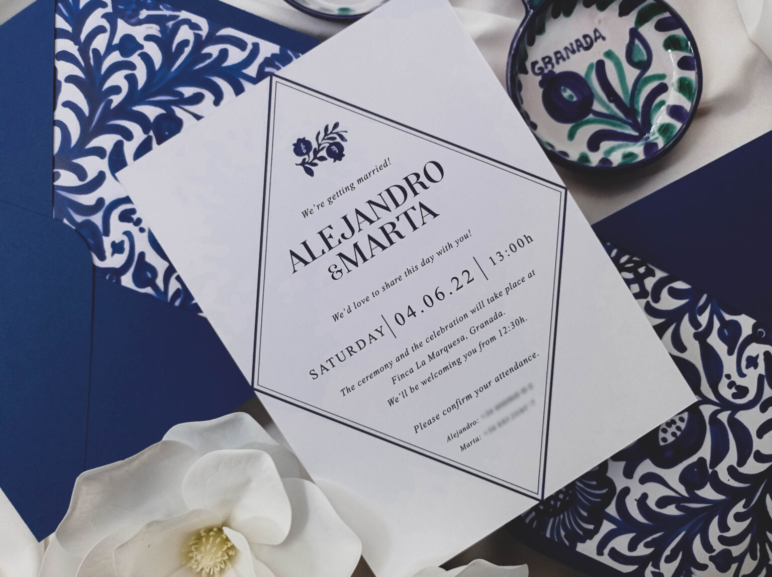 Invitación de boda fajalauza con sobre azul y sello de lacre.