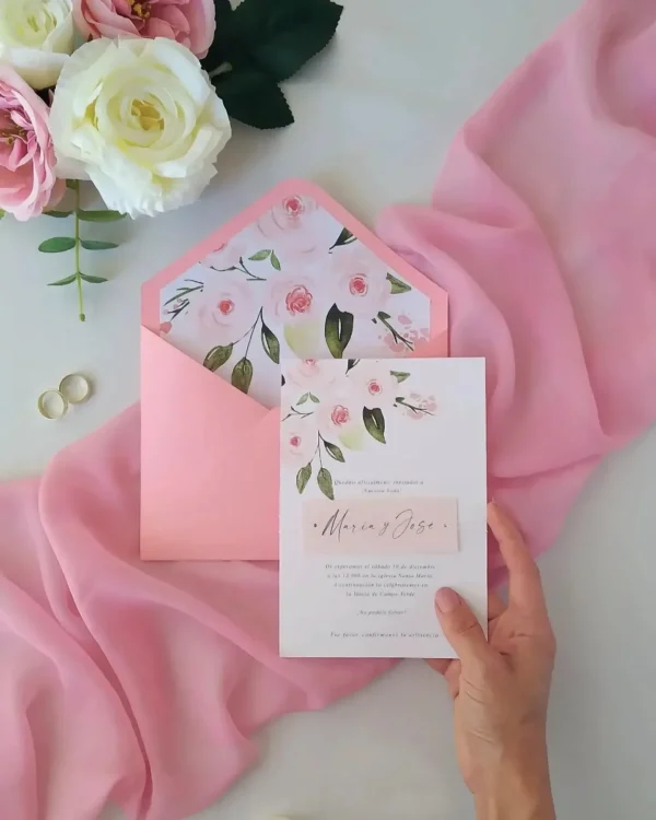 Velvet Rosé: Invitación de boda con el encanto de las rosas