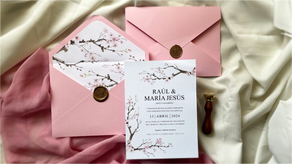 Composición del set de papelería de boda Sakura, incluyendo invitación y sobre forrado con sello de lacre.