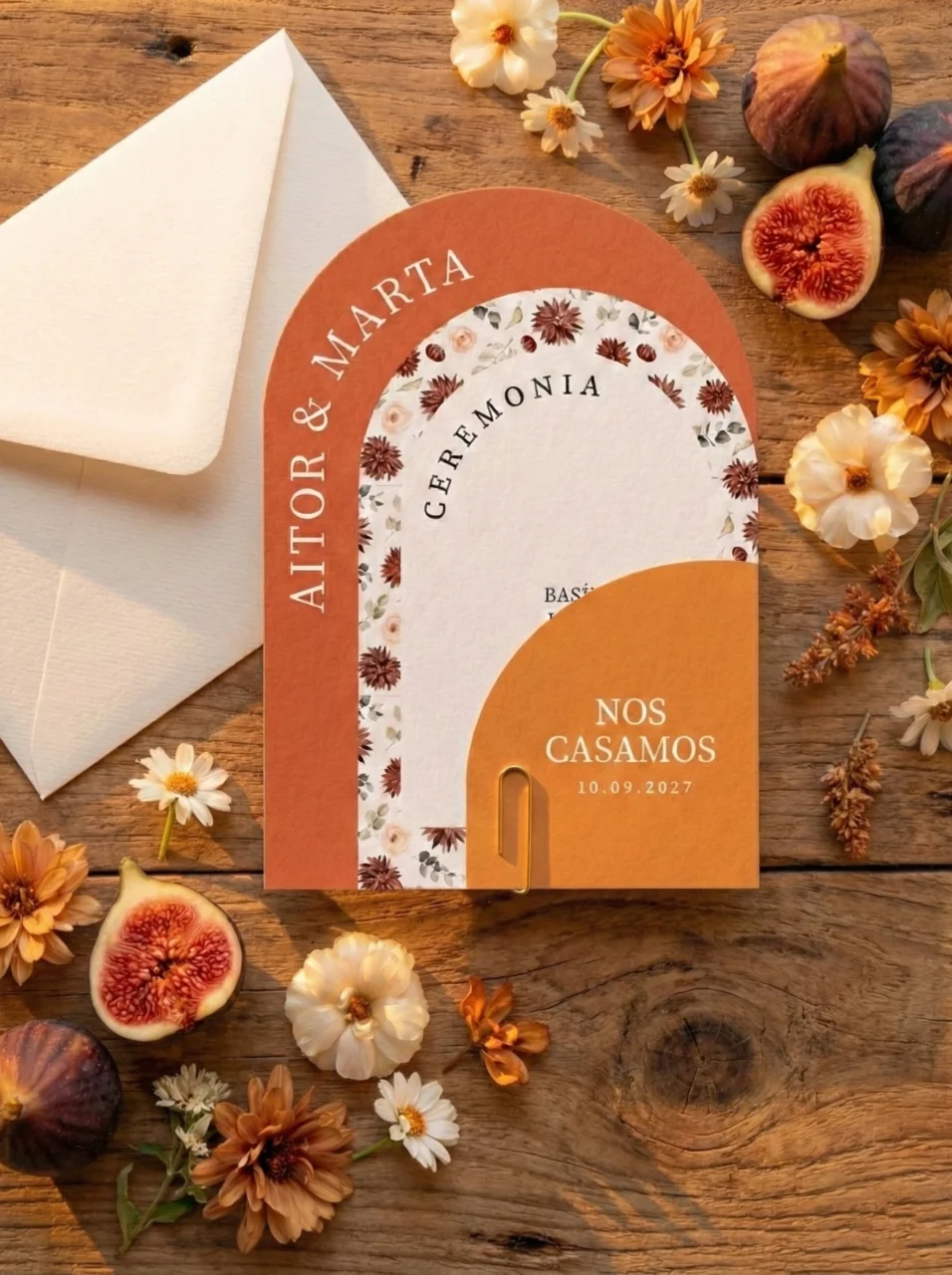 Invitación de boda Sienna con arcos y clip dorado