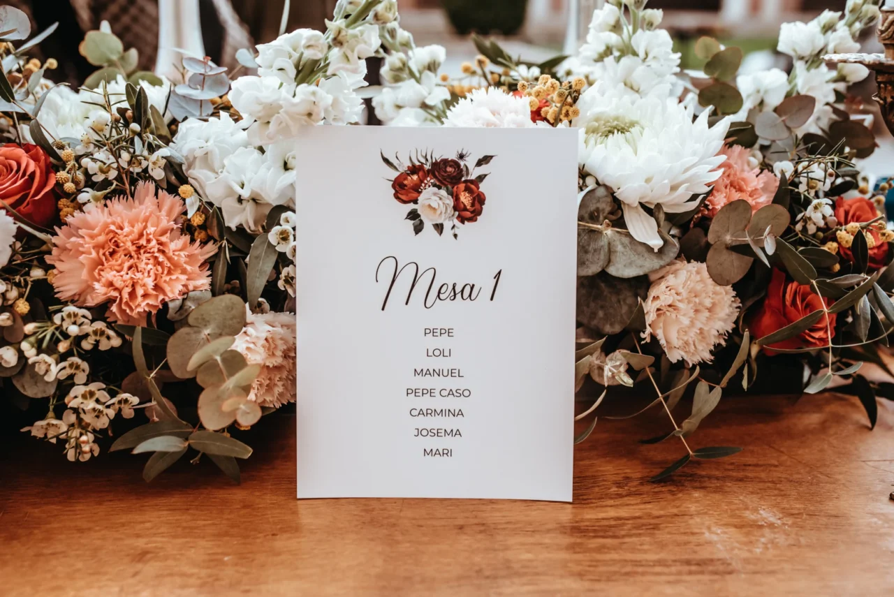Papelería de boda integrada en una mesa de celebración