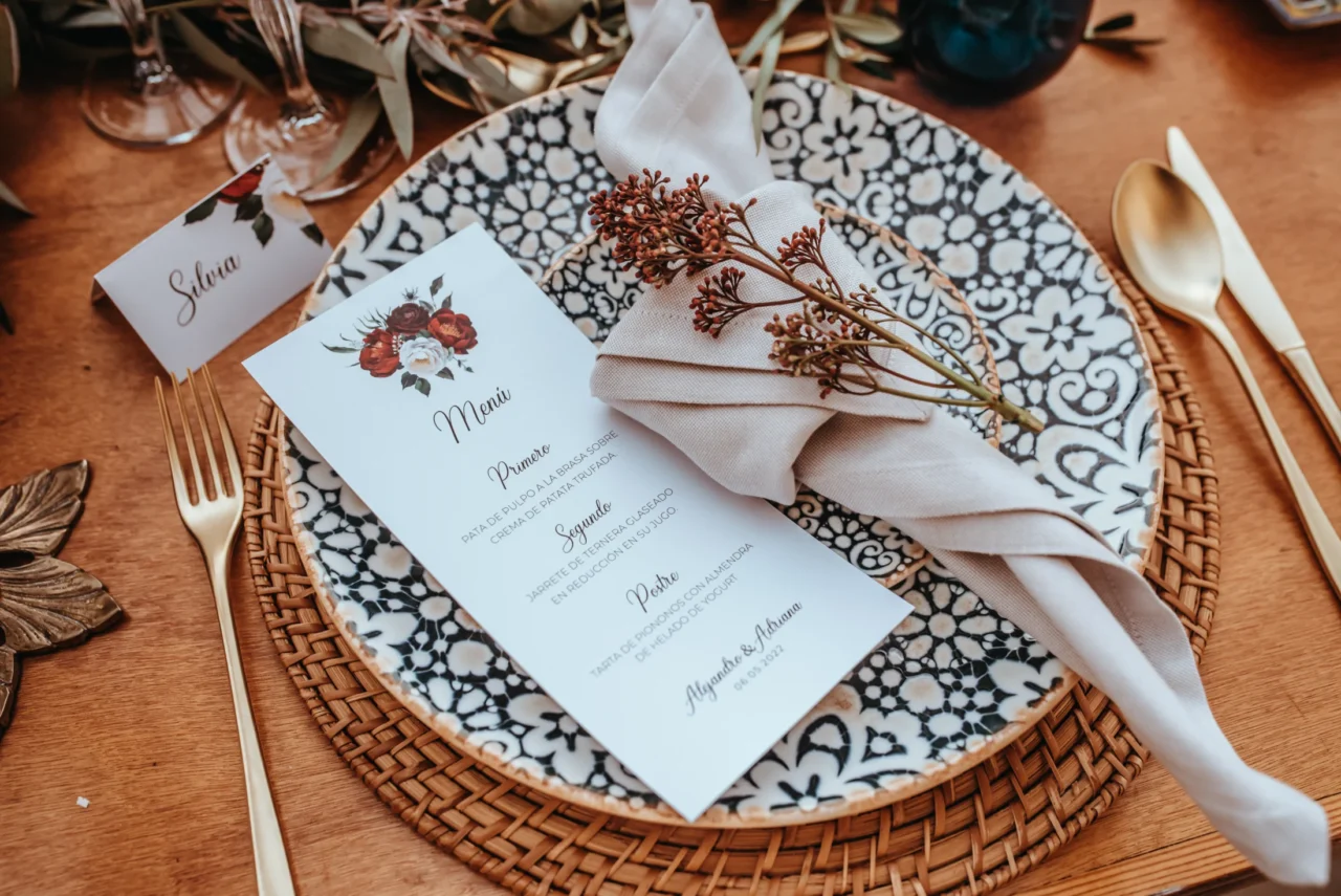 Minuta de boda personalizada de Pachanga Party Studio integrada en la decoración de una mesa
