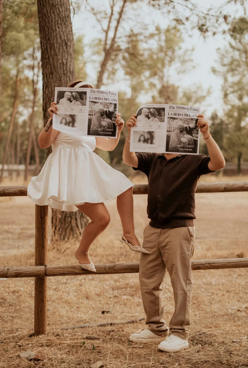 Pareja mostrando la portada de su periódico de boda personalizado