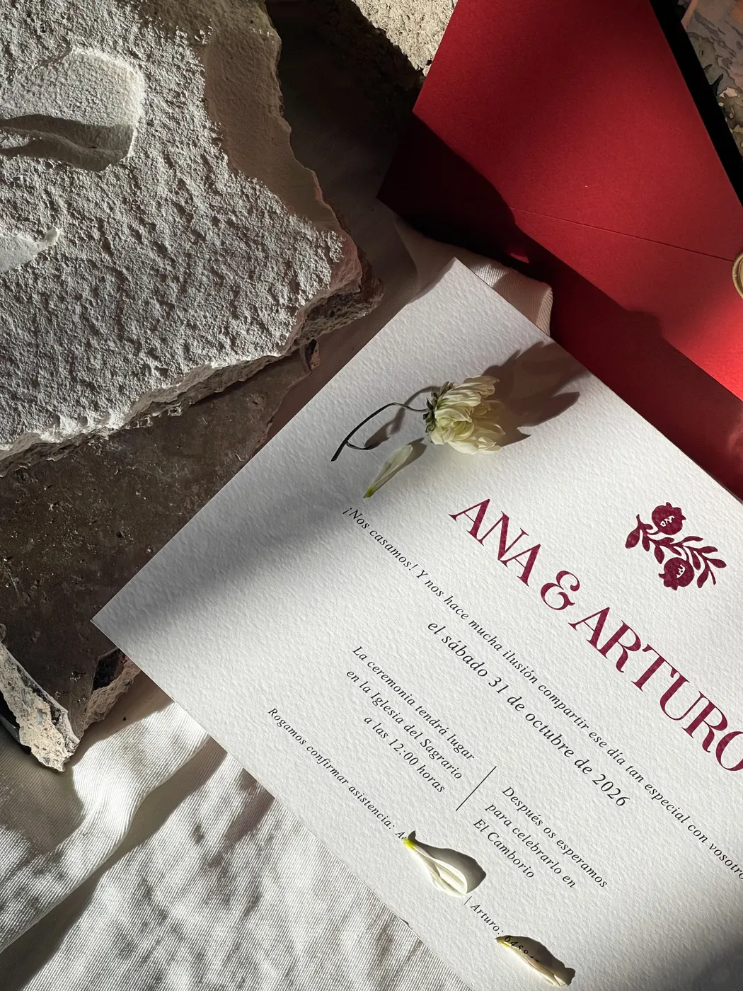 Invitación personalizada de Ana y Arturo en papel texturizado con tipografía burdeos y flores