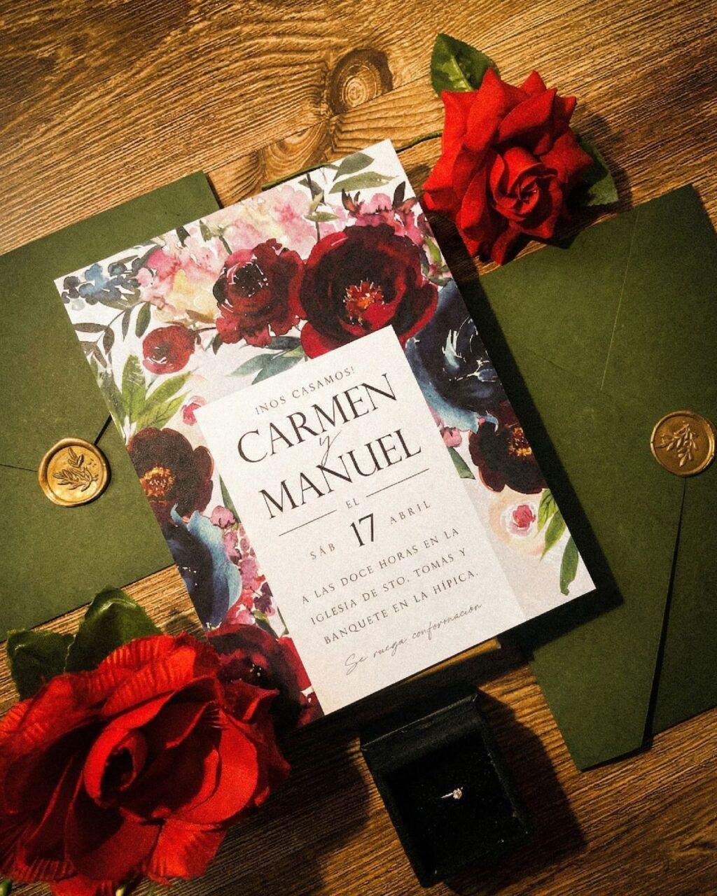 Invitación floral de Carmen y Manuel con sobres verde oliva, lacre dorado y rosas rojas