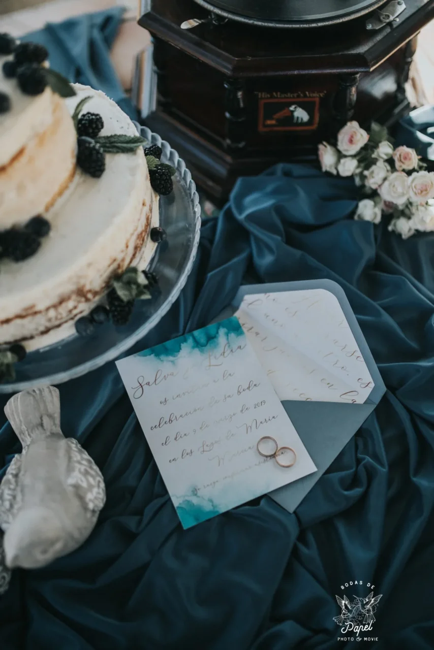 Invitación azul con detalles de una sesión editorial de bodas; fotografía Bodas de Papel
